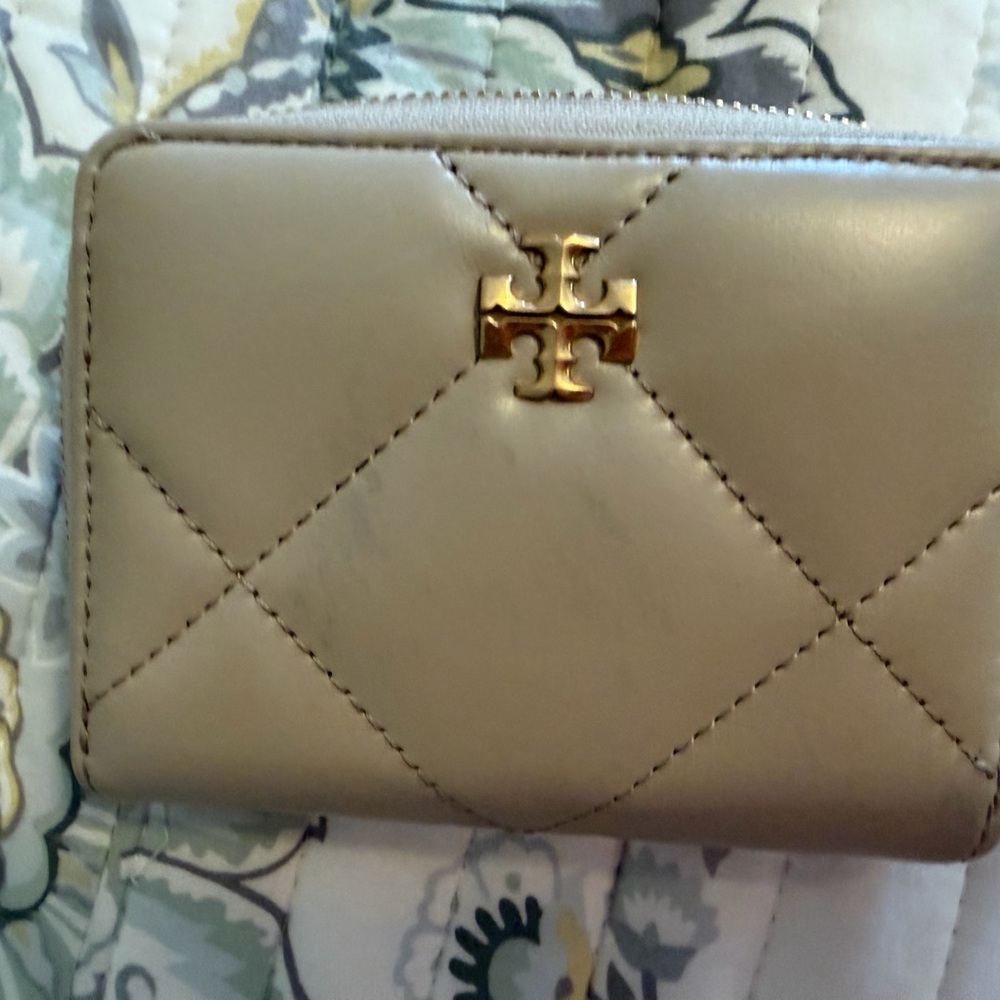 Tory Burch Kira Diamond Quilt Small Zip Around Wallet Light Stone - Picture 4 of 9